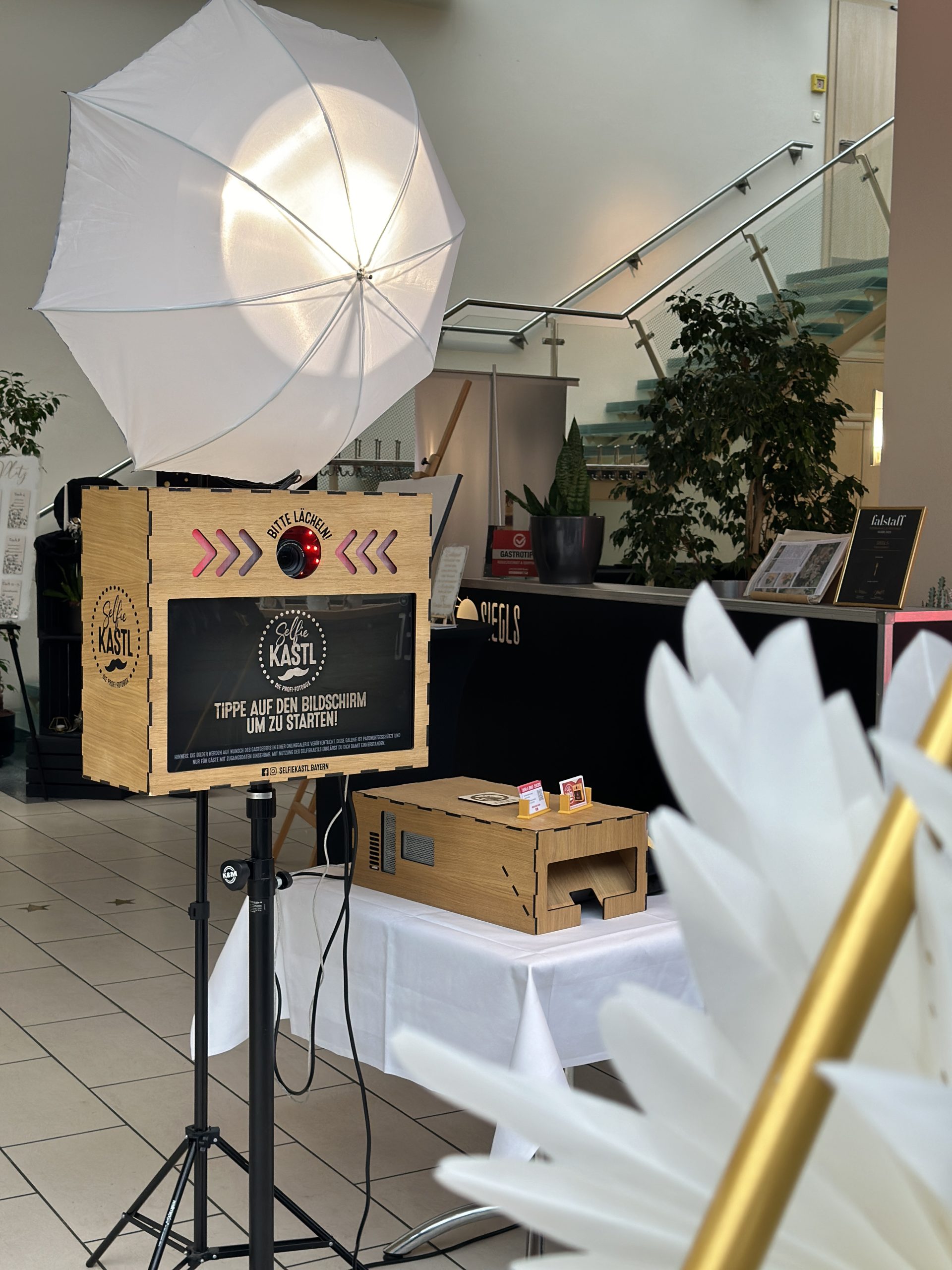 Gäste an der Selfiekastl Fotobox auf einer Hochzeit im Landkreis Cham