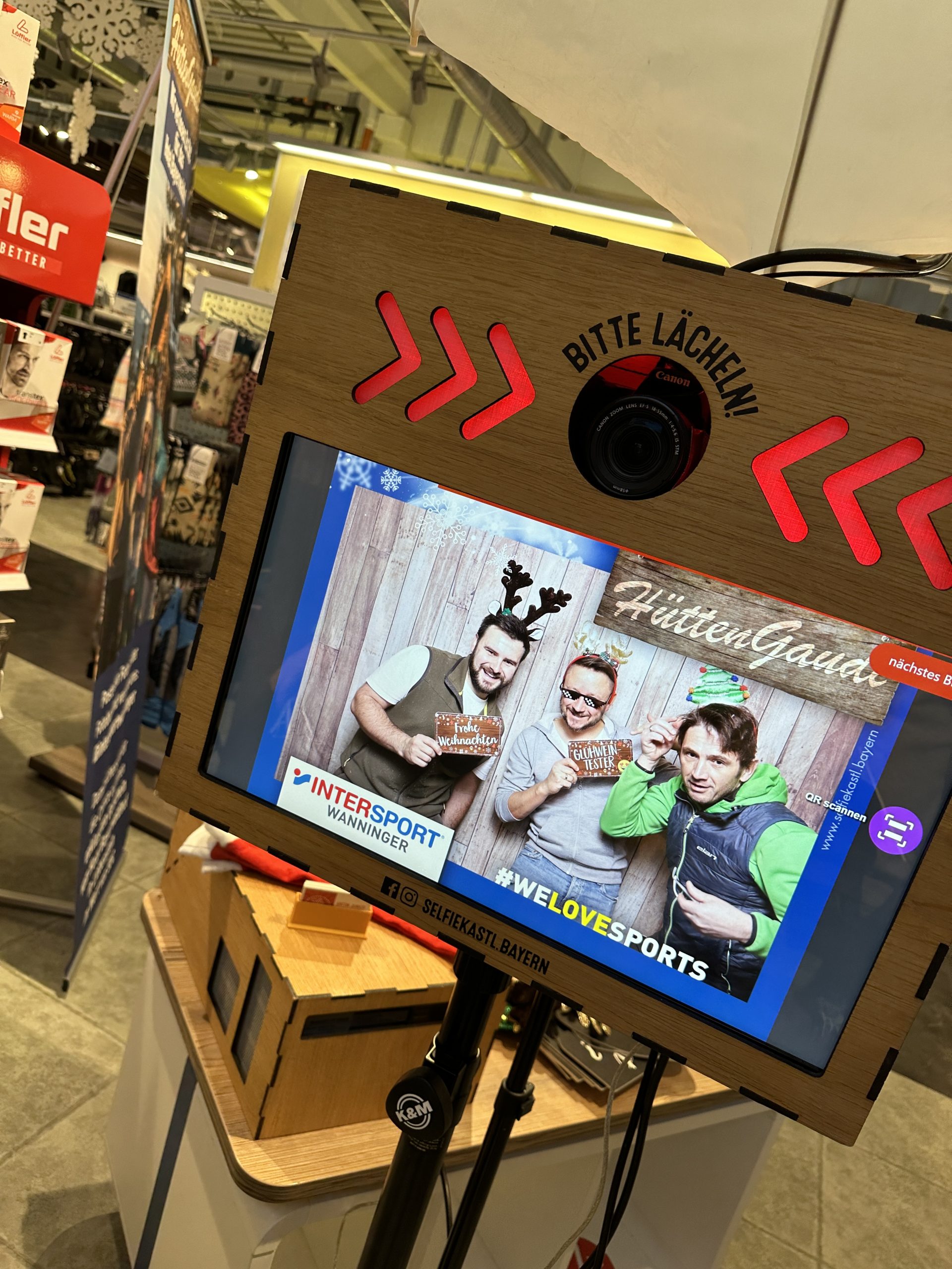 Gruppenfoto mit Accessoires aus dem Selfiekastl